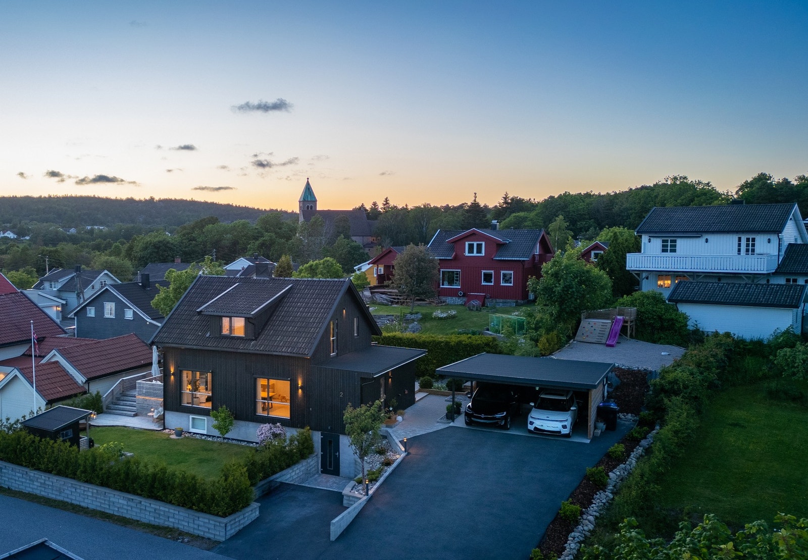 Eiendommen ligger like ved Gressvik kirke i et rolig nabolag. Galleribilde