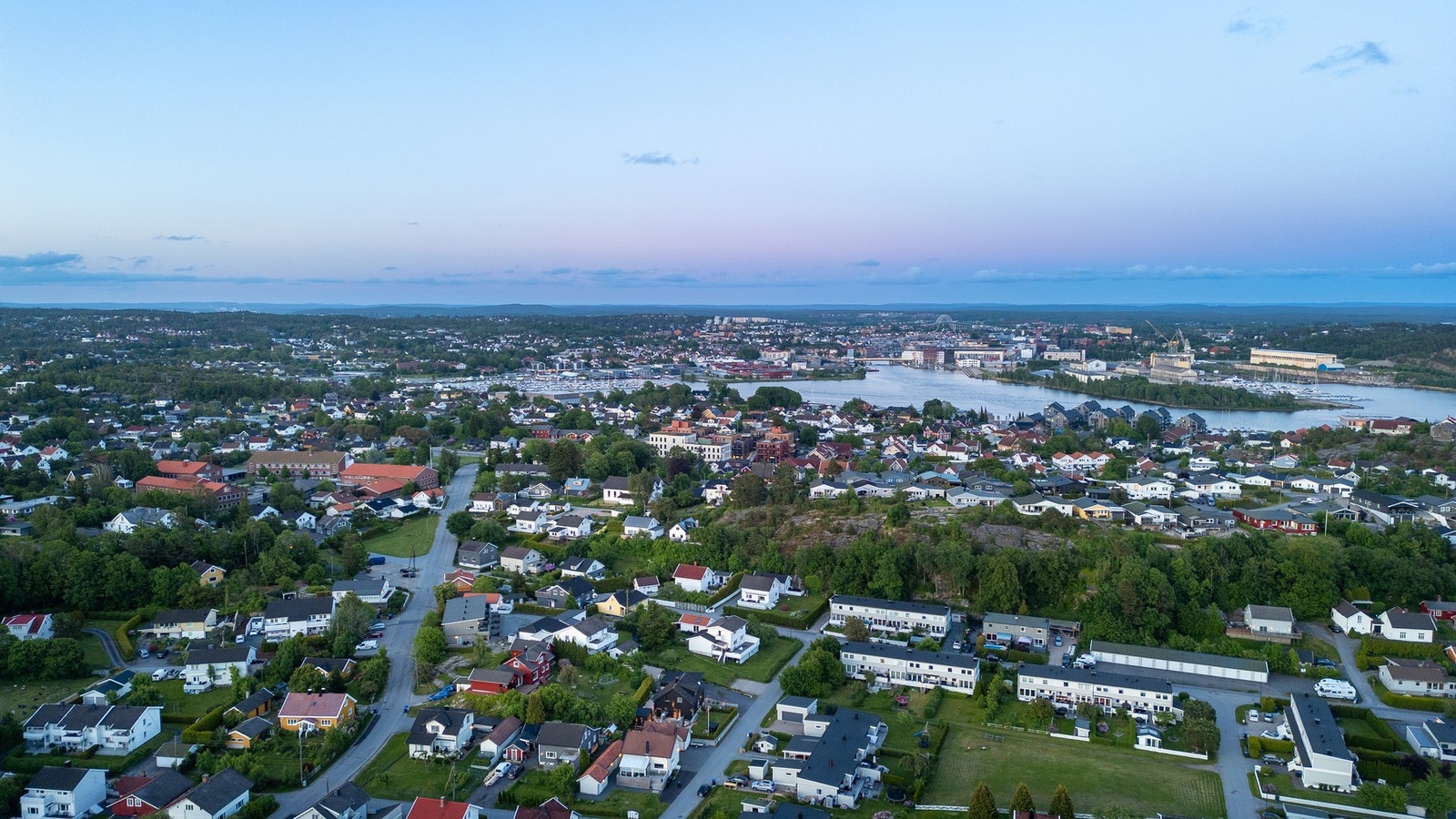 Boligen ligger tilbaketrukket, men svært sentralt på Gressvik, like ved det nye torget, ung.skolen og kirken. Galleribilde