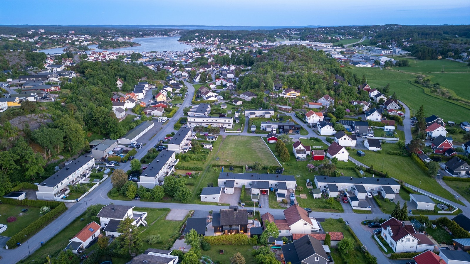Det er kort vei til byfergen på Bruket som tar deg elvelangs inn til sentrum. Galleribilde