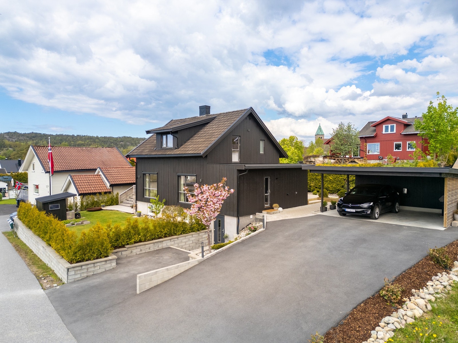 Dobbel carport fra 2024 og asfaltert gårdsplass - enkelt og vedlikeholdsfritt. Galleribilde