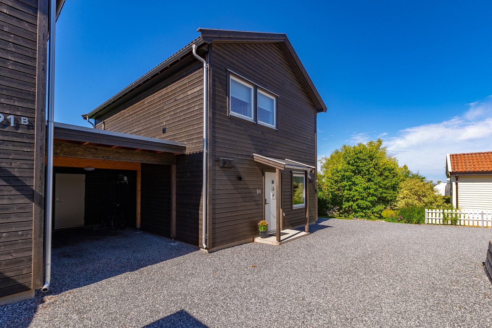 Boligen har carport og godt med parkeringsplass på tomten. Galleribilde