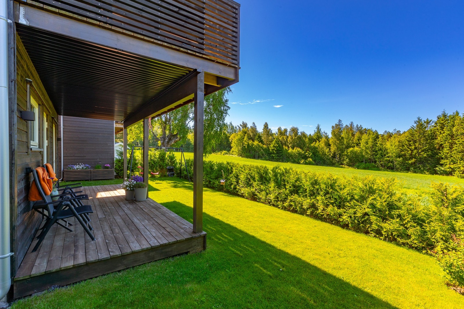 Overbygget terrasse. Skjermet hage. Galleribilde