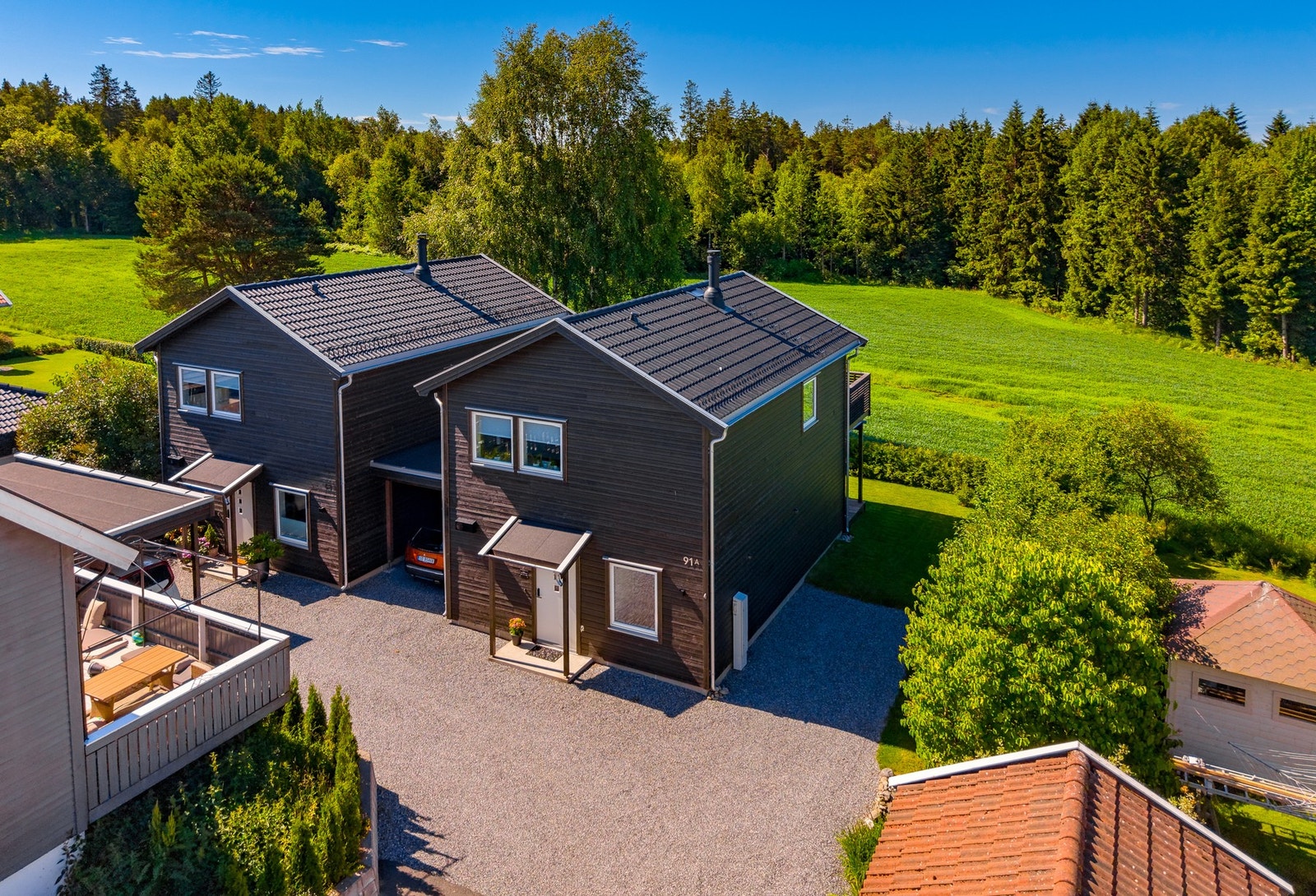 De to, nyere boligene ligger i kjede, med carport mellom. Disse to samt eneboligen står på felles tomt - hvor man bruker hver sin naturlige del. Galleribilde