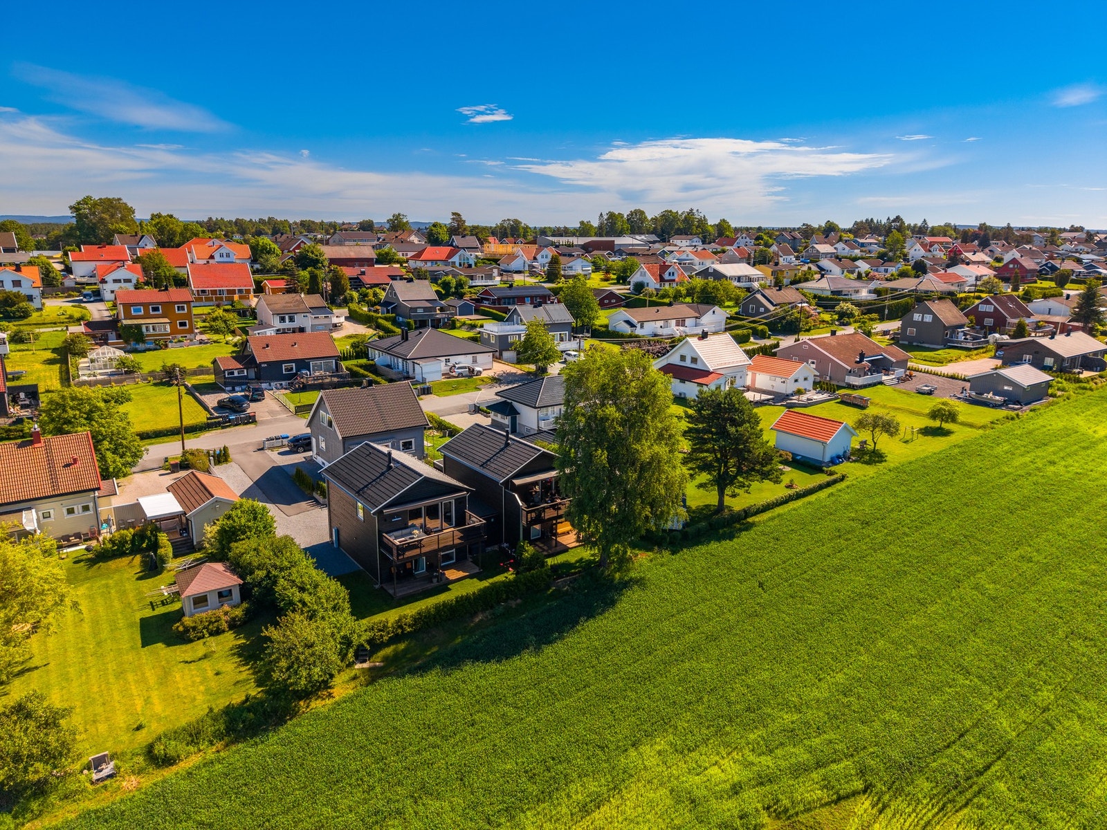 Boligen ligger i et etablert boligområde, men likevel med en privat og "landlig" følelse. Galleribilde