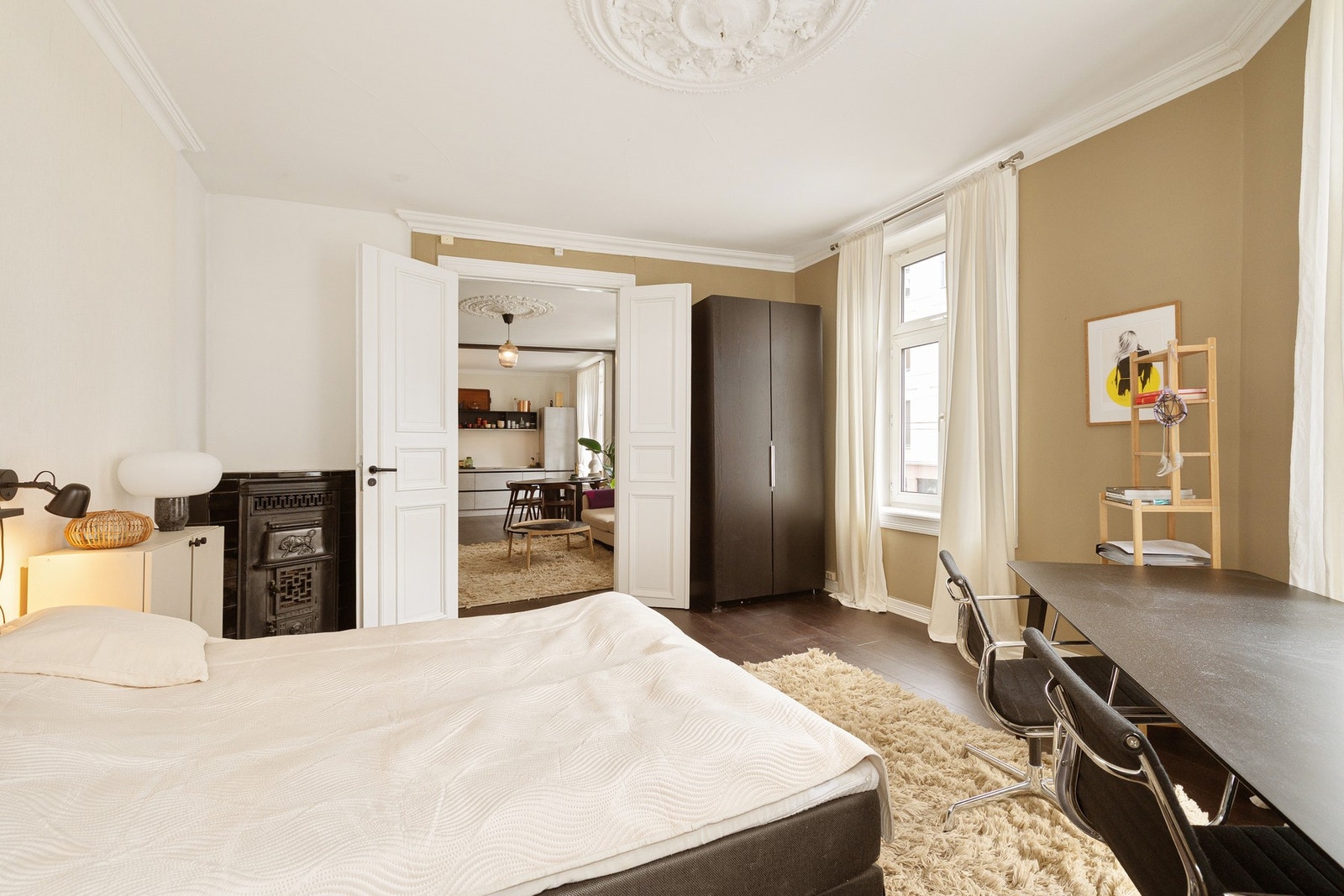 Rosett, kamin og den klassiske tofløyede døren mot stuen skaper en elegant ramme rundt rommet. Galleribilde