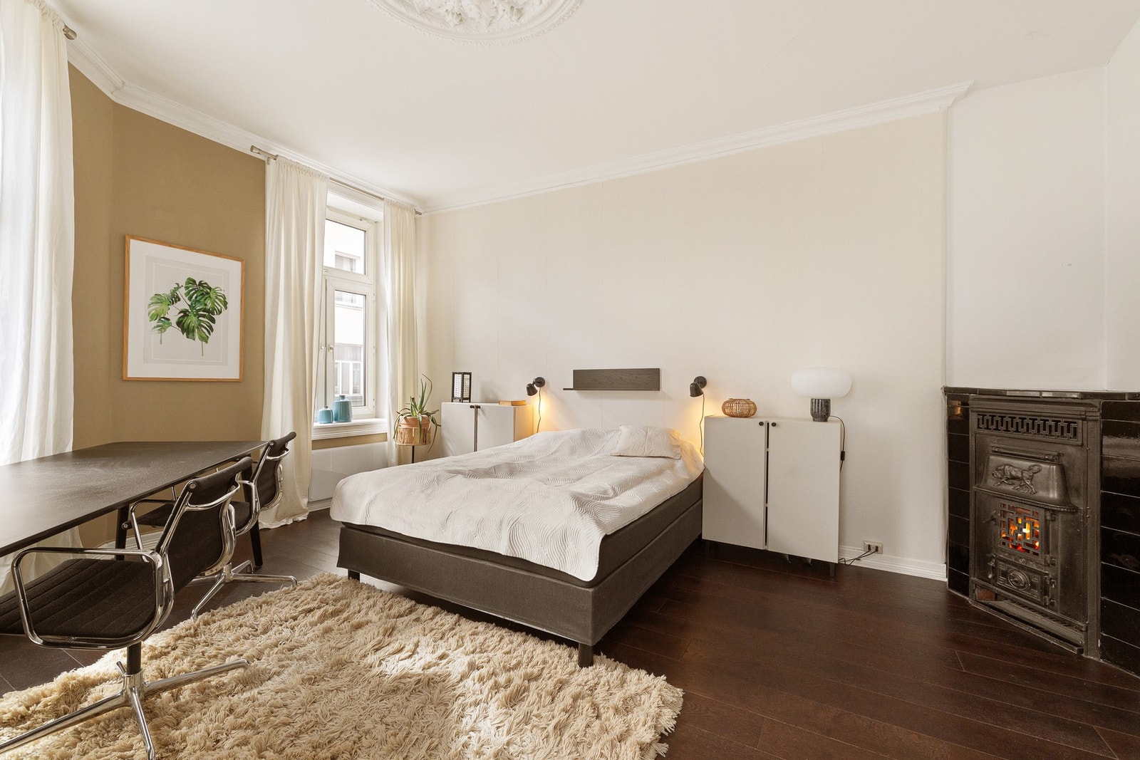 Her er det god plass til dobbeltseng, nattbord, kommode og
garderobeskap. Galleribilde
