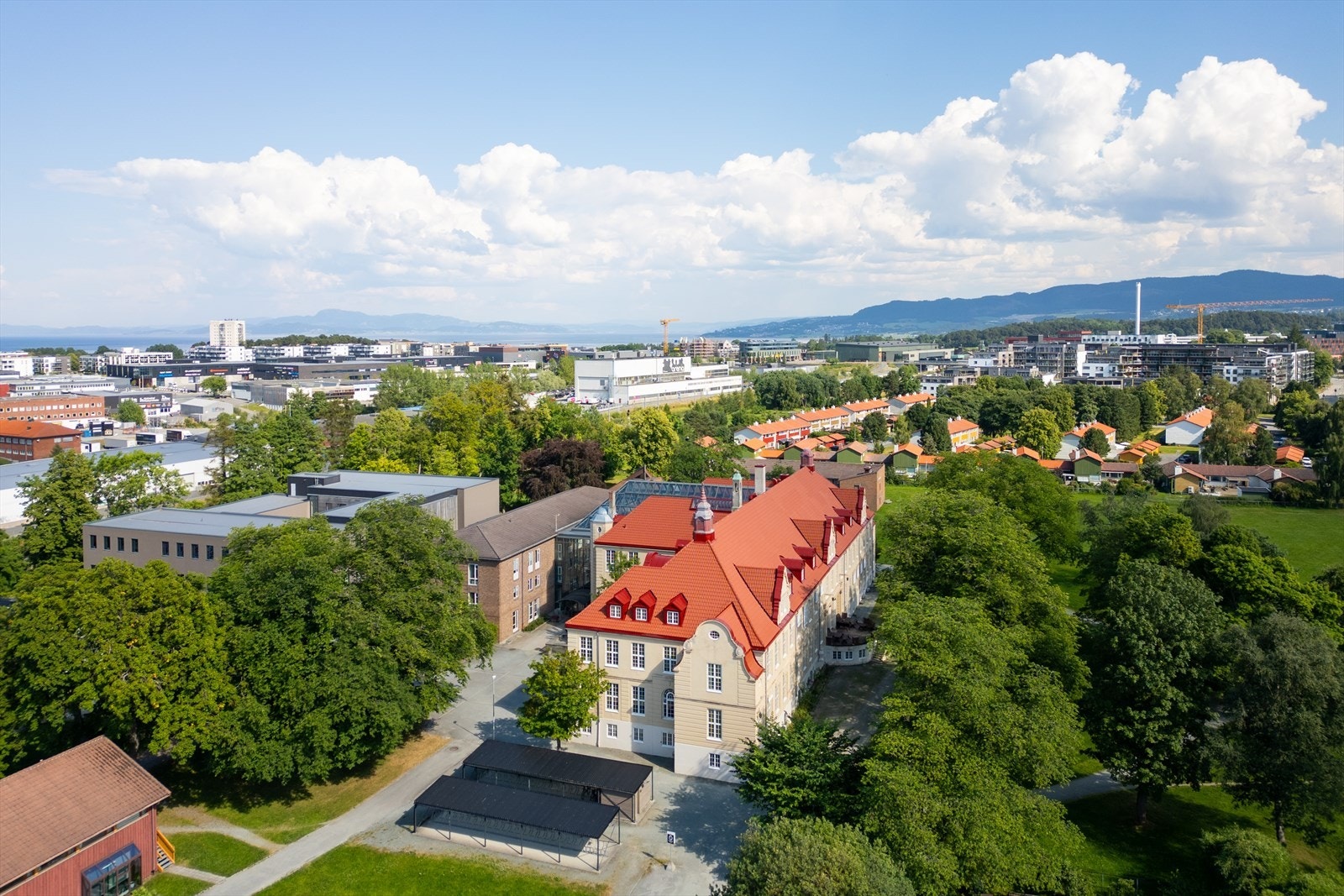 Leiligheten har en flott beliggenhet i forhold til flere sentrale studiesteder som Dronning Mauds minne høyskole, NTNU Gløshaugen og NTNU Dragvoll. Galleribilde