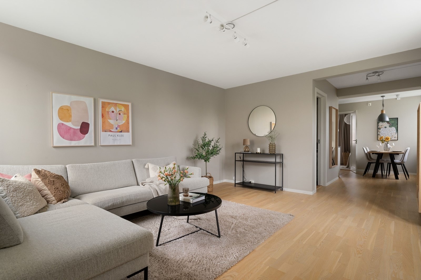 Boligens naturlige samlingspunkt er den romslige stuen på nærmere 19 m². Den gode planløsningen gjør det enkelt å møblere i ulike soner. Her er det god plass til både sofagruppe, TV-løsning og øvrig møblement. Galleribilde
