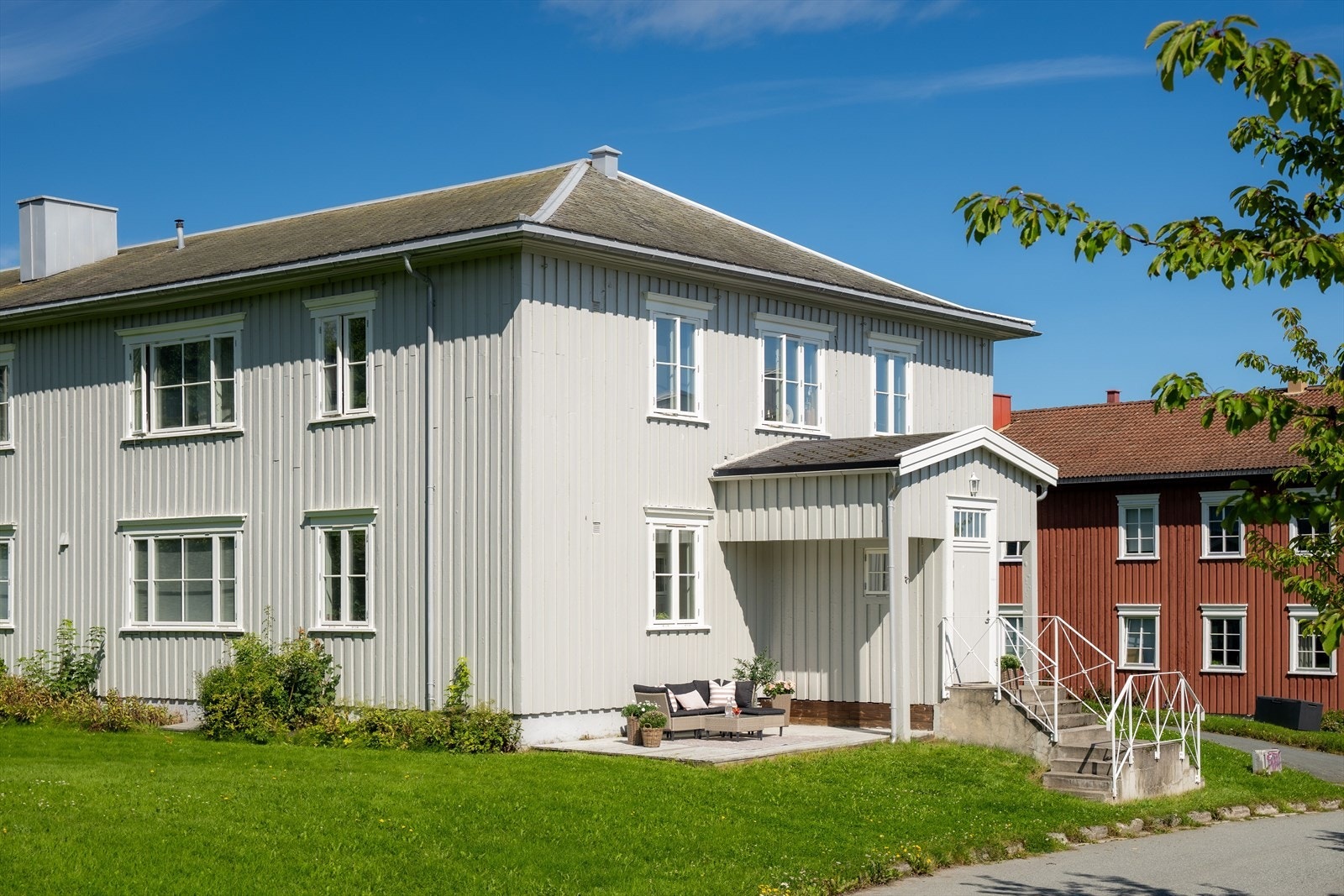 Leiligheten har et eget, privat inngangsparti på enden av huset. Galleribilde