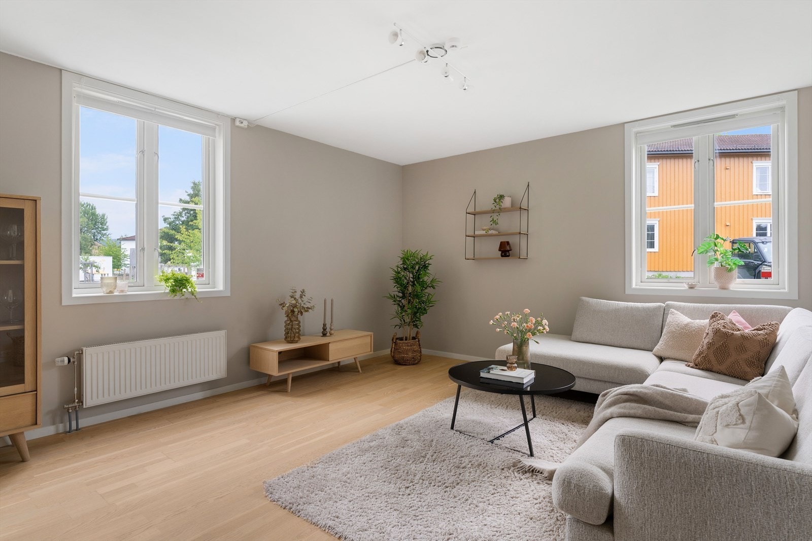 Bygget ble ombygget fra kontorlokaler til leiligheter i 2011, og leiligheten holder en gjennomgående moderne standard fra ombyggingsåret. Gjennomgående for leiligheten er moderne overflater med slette vegger, 3-stavs gulv og store vindusflater. Galleribilde