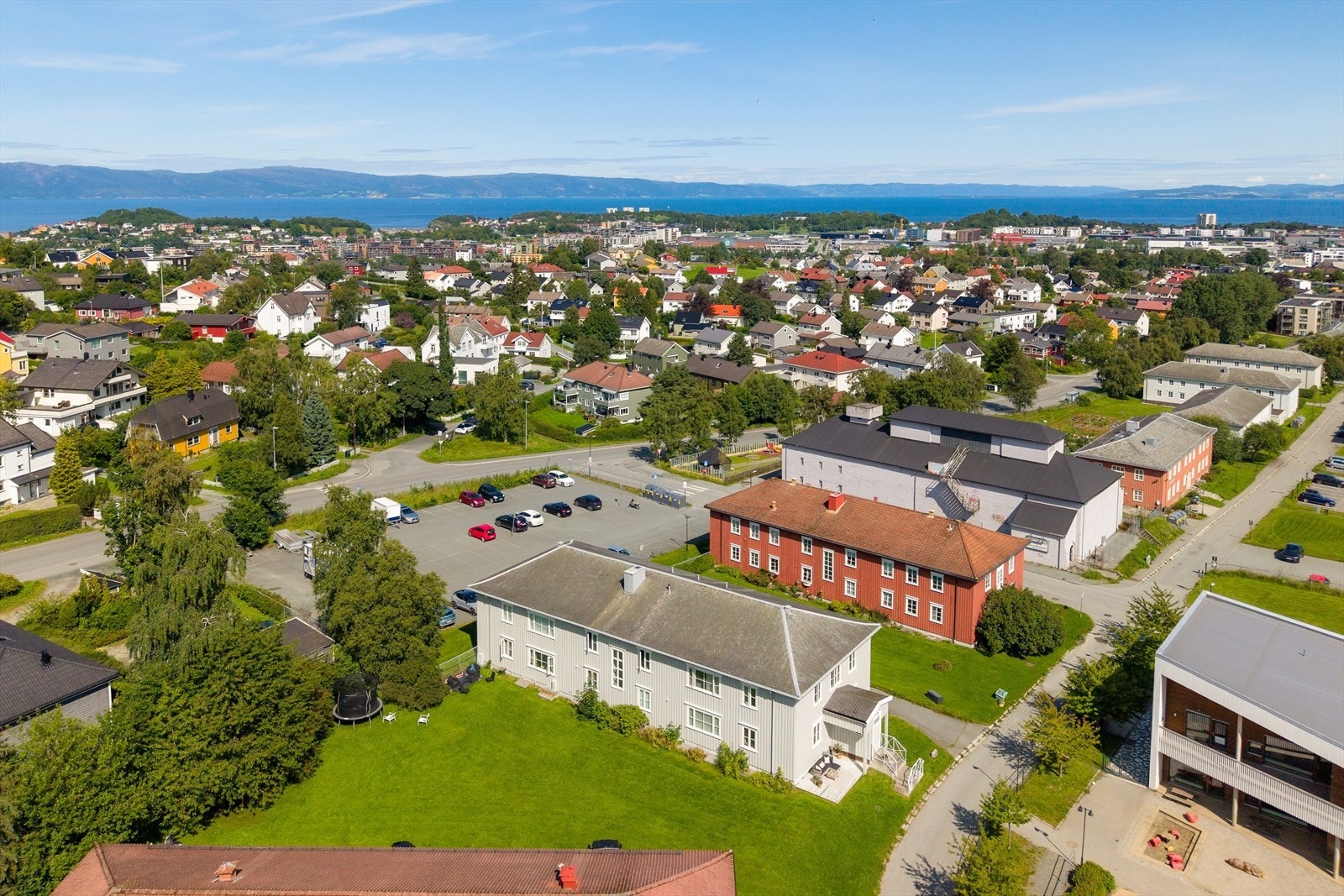 Leiligheten ligger i et sjarmerende og fredet bygg bestående av 9 leiligheter. Bilen parkerer man på fast biloppstillingsplass like ved boligen. Galleribilde