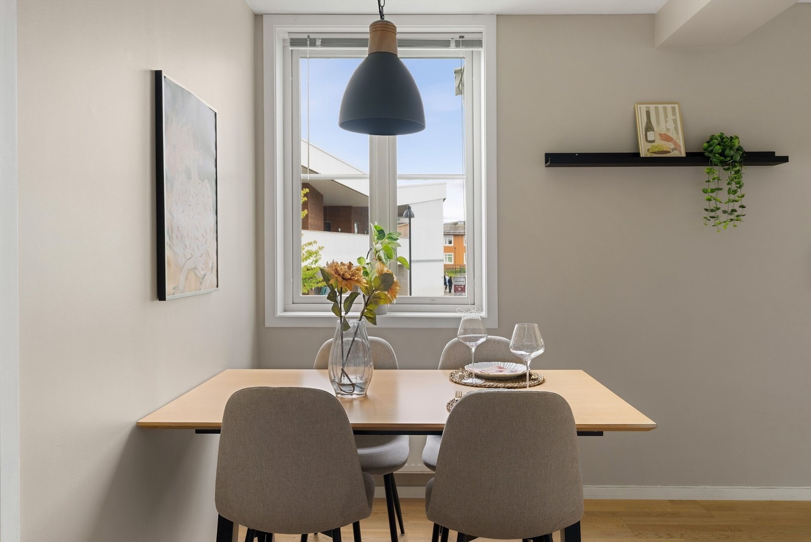 Det er god plass til spisebord ved vinduet, noe som gjør kjøkkenet til et hyggelig samlingssted i hverdagen. Galleribilde