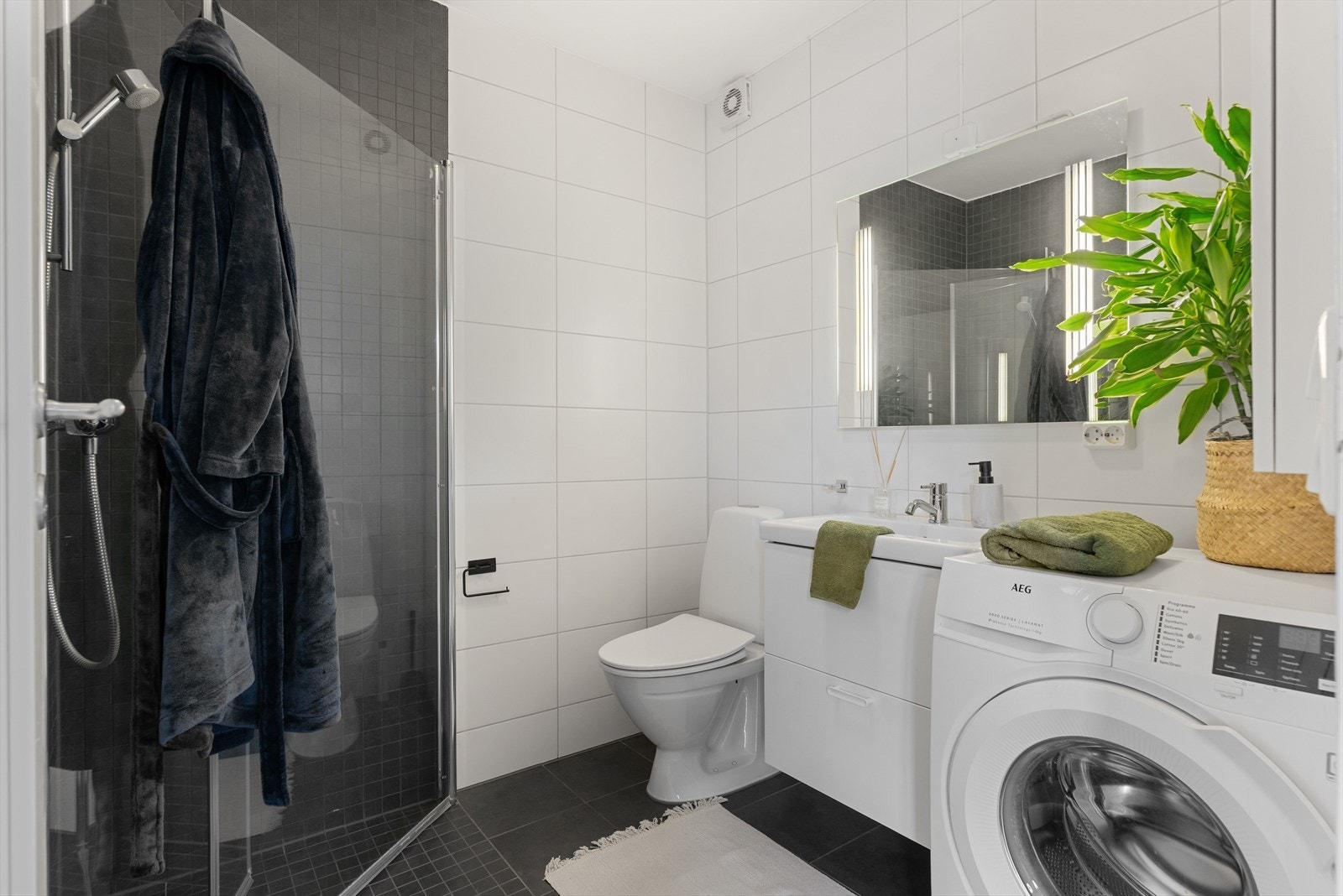 Badet er flislagt og har behagelig varme i gulv. Badet er oppusset i 2011 og er utstyrt med en romslig baderomsinnredning. Galleribilde