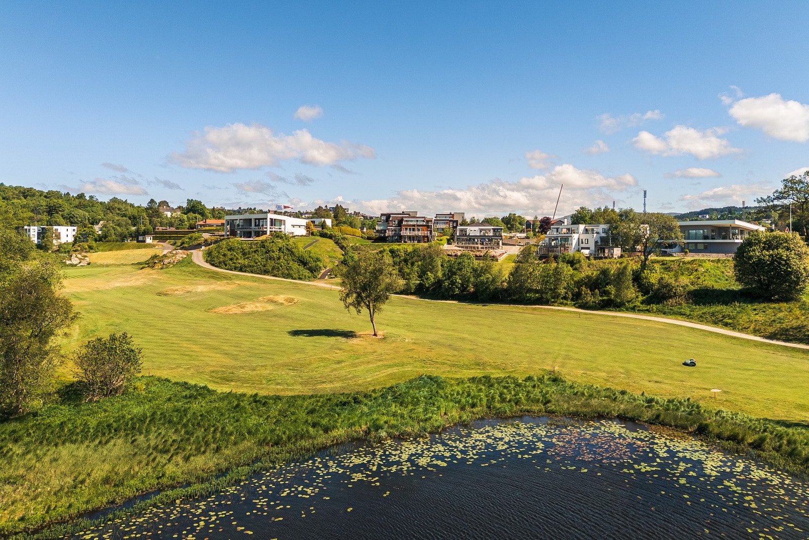 - Det er også kort vei til Fana Golfklubb - Galleribilde