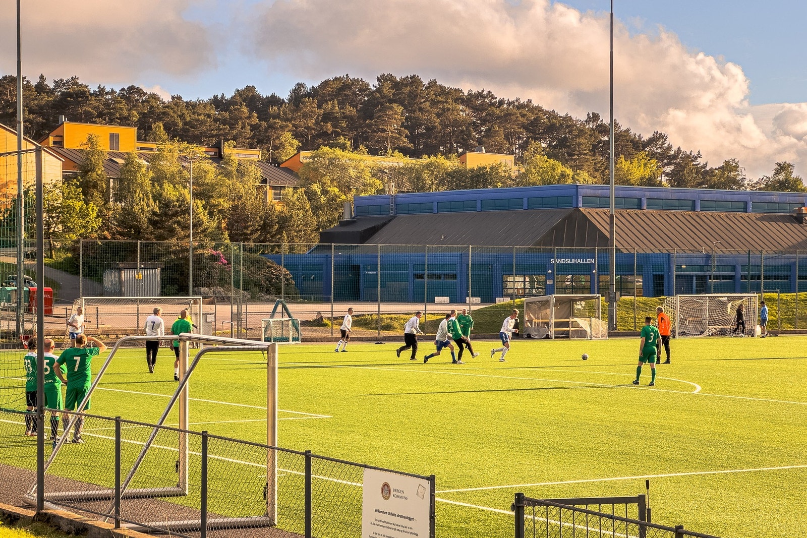 - I tillegg er det oppgraderte idrettsanlegg, herunder flere fotballbaner, Sandslihallen og Sandsli sportssenter - Galleribilde
