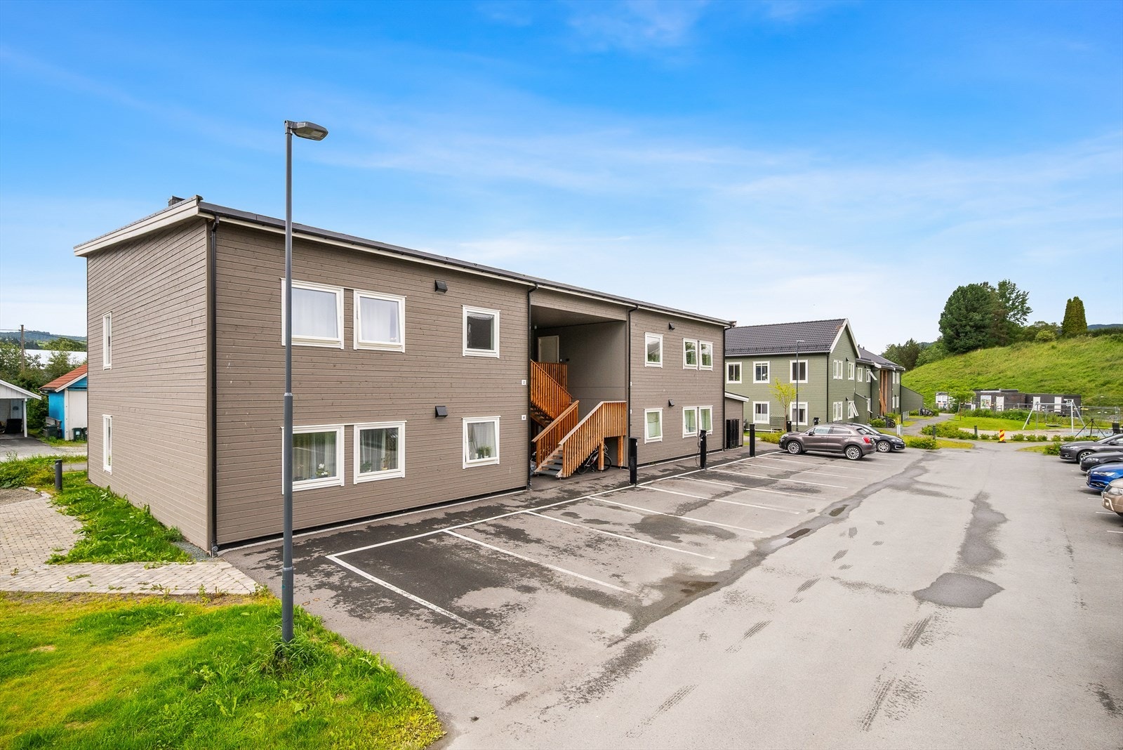 Leiligheten disponerer en P-plass med elbillader. Galleribilde