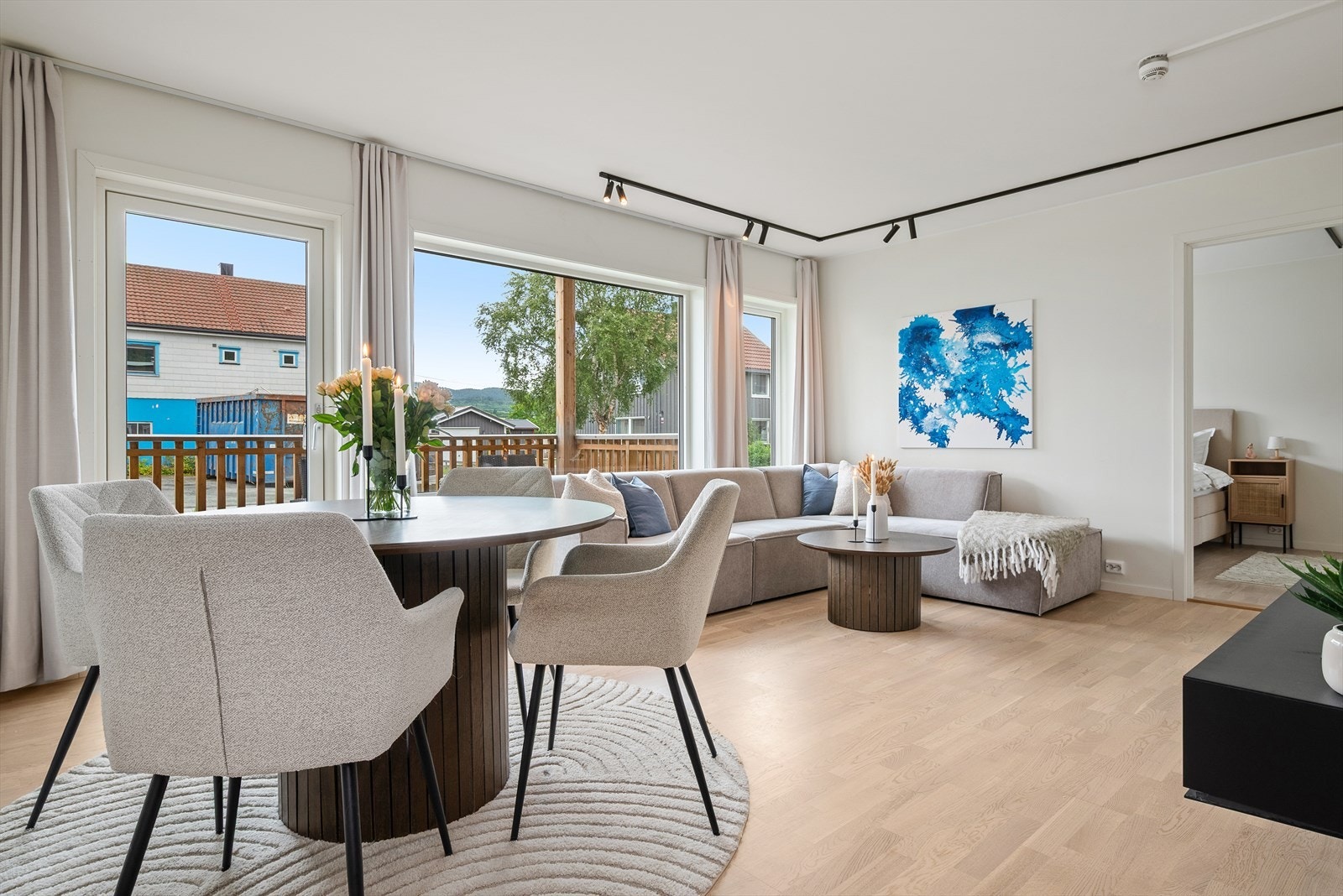 Det store stuerommet har plass for soneinndeling med sofakrok og spisegruppe. Galleribilde