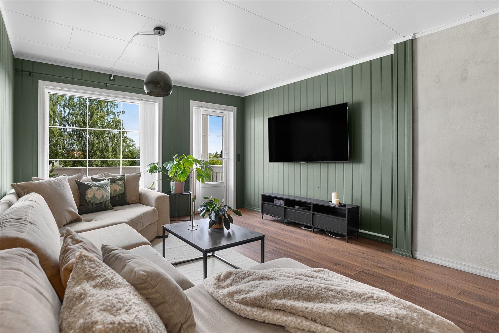 God plass til å innrede med både sofa, TV-seksjon og spisestue etter eget ønske. Galleribilde