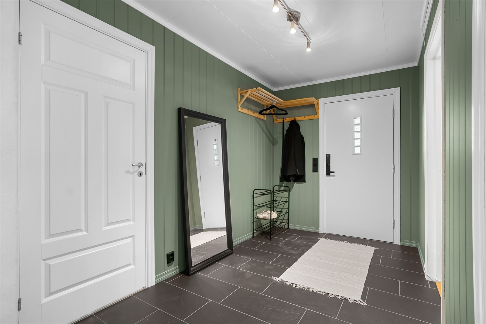 Romslig og innbydende entré som gir et godt førsteinntrykk. Galleribilde
