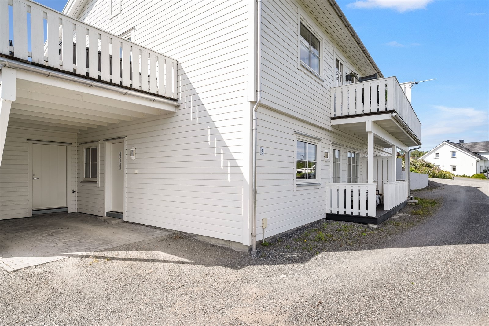 Adkomst via carport med belegningsstein gir tørrskodd inngang til boligen. Praktisk bod på ca. 5 kvm i bakkant av carport. Galleribilde
