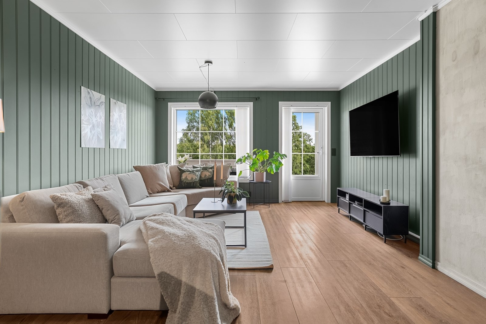 En lys og innbydende 2-roms selveier i 1. etasje med markterrasse, egen inngang og carport. Galleribilde