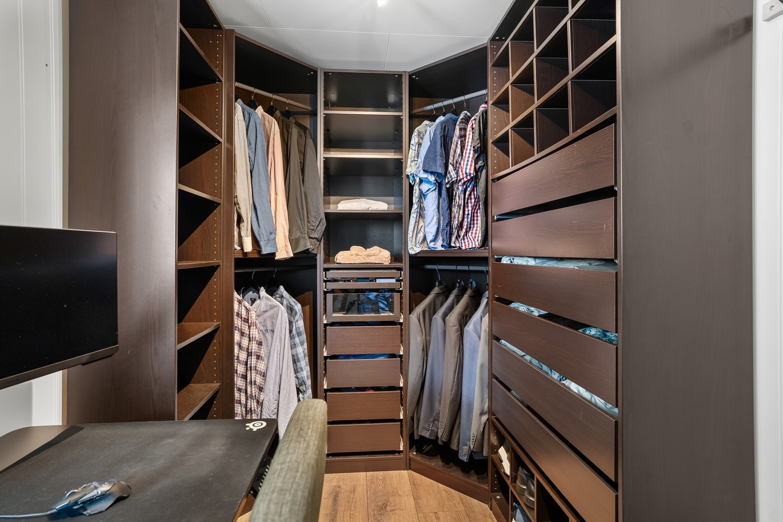 Tidligere bod benyttes i dag som kontor og praktisk walk-in closet/garderobe. Ikke godkjent for varig opphold. Galleribilde