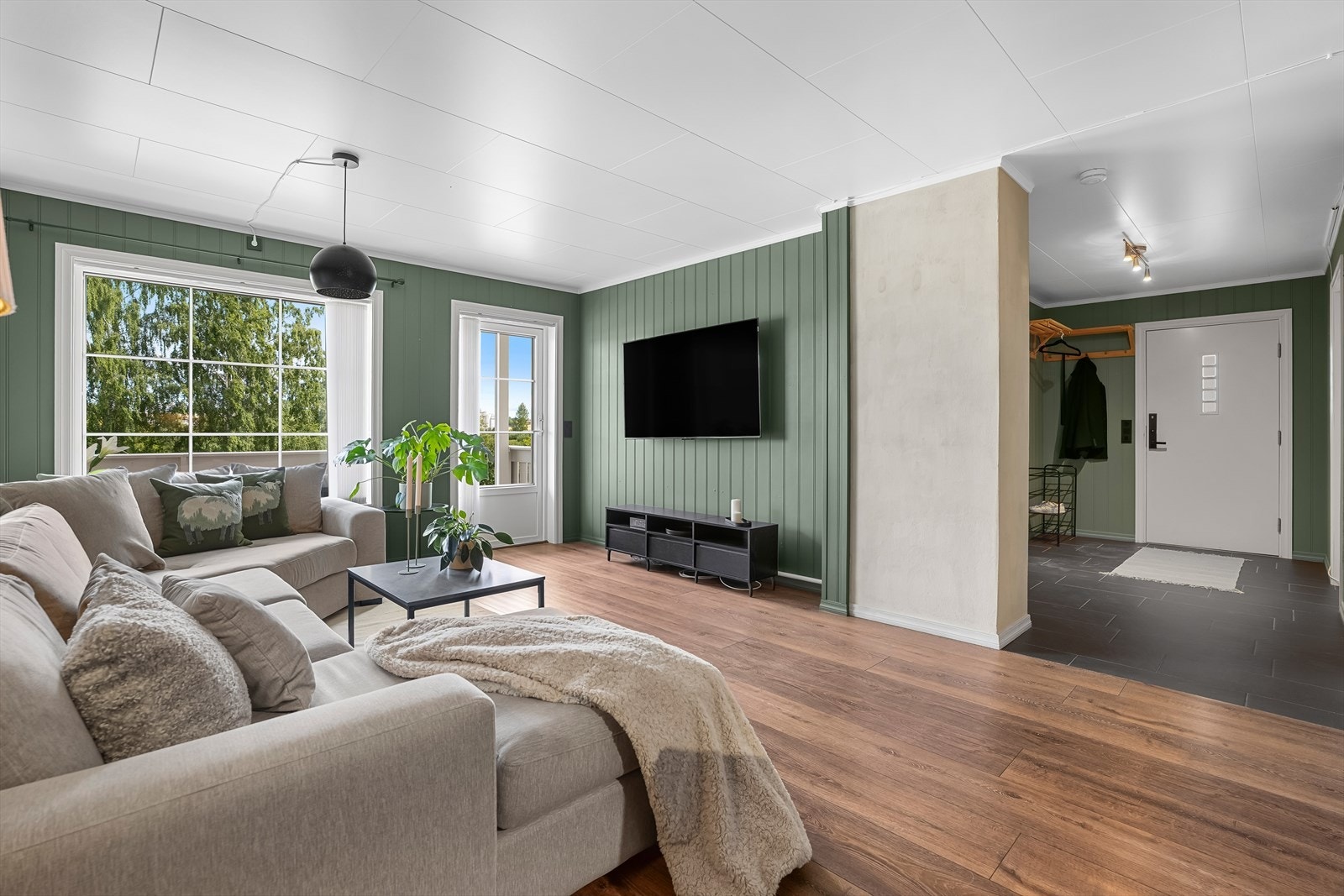 Lys og romslig stue med plass til flere soner. Galleribilde