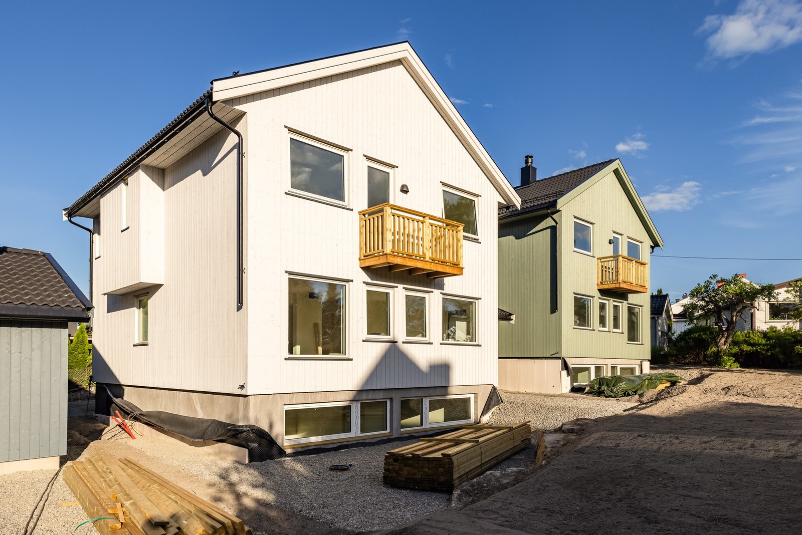 Hagesiden til Østerli terrasse 1B - utearealene leveres med ferdigplen og noe beplantning. Galleribilde
