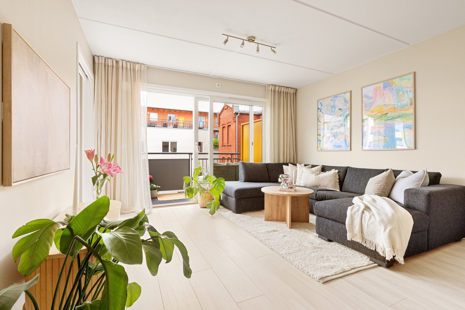 De store vinduene slipper godt med naturlig lys inn. Galleribilde