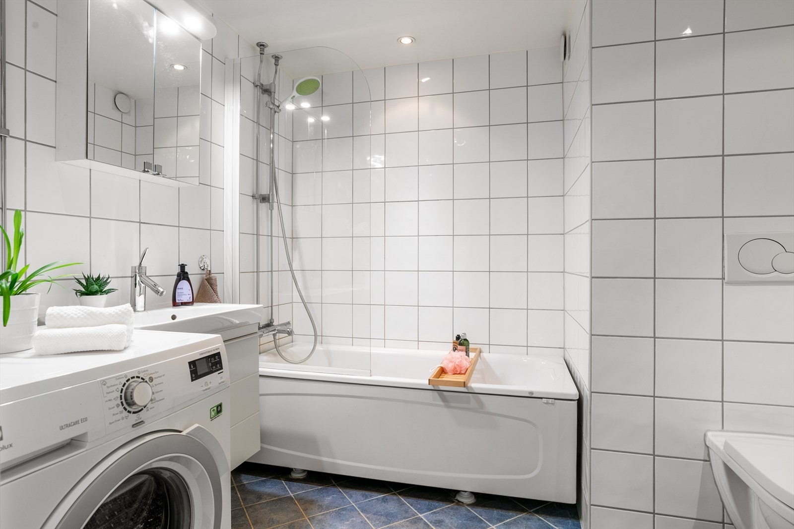 Stort og romslig bad med badekar, opplegg for vaskemaskin, m.m. Galleribilde