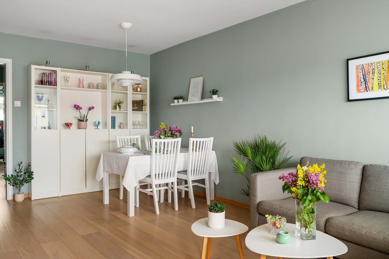 God plass til både spisebord og sofagruppe på stuen. Galleribilde