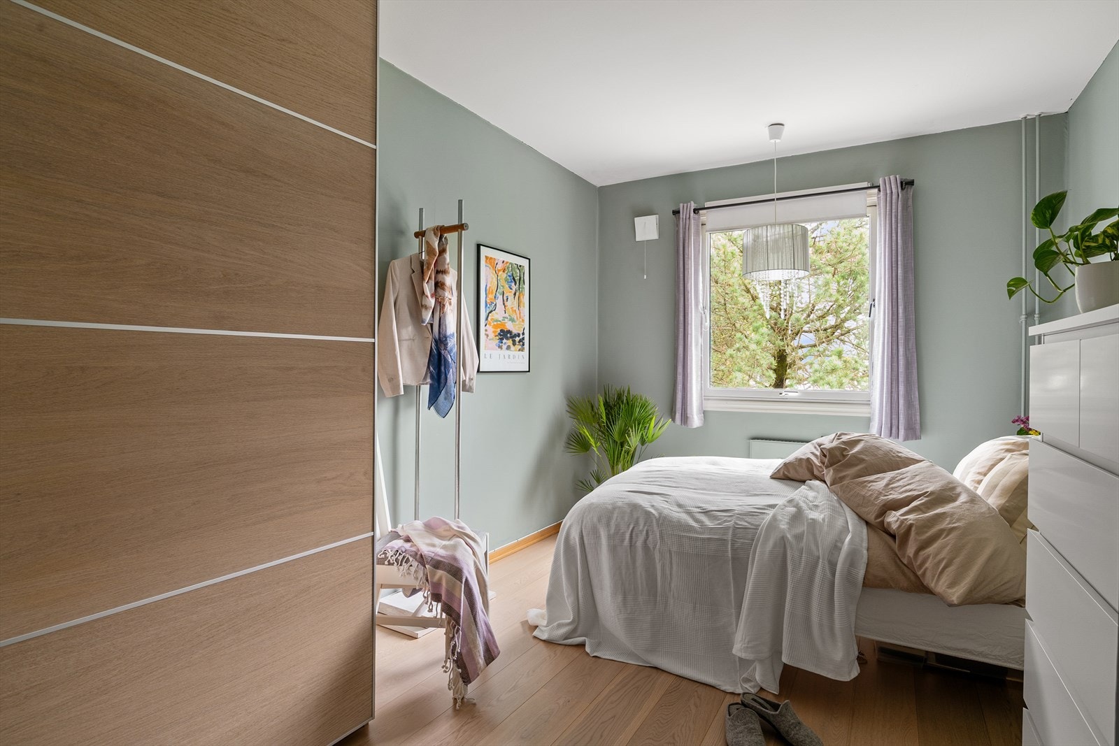 Stort og romslig hovedsoverom med god plass til dobbeltseng og garderobeskap. Galleribilde
