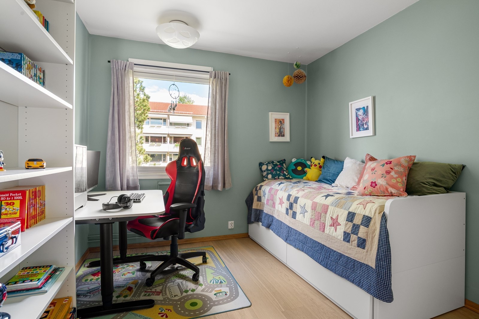Soverom nr. 2 er også av god størrelse med plass til romslig seng og lekeplass for de minste. Galleribilde