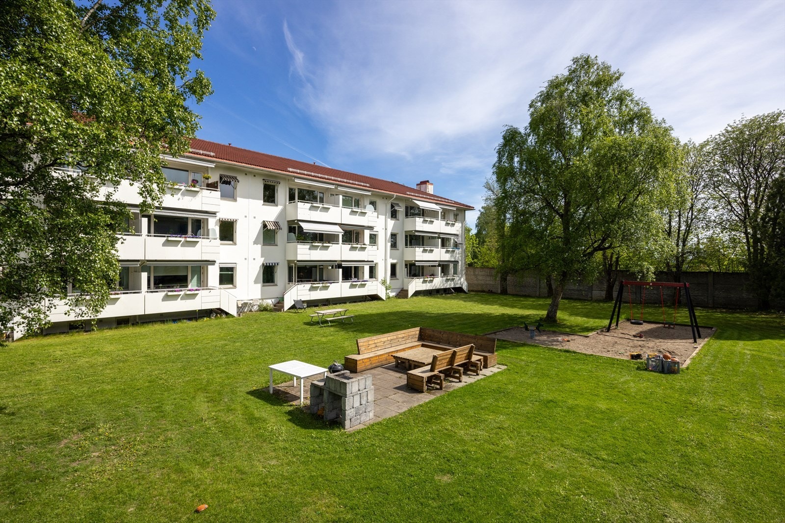 Felles arealene tilbyr blant annet felles grill, flere sitteplasser, lekeplasser, m.m. Galleribilde