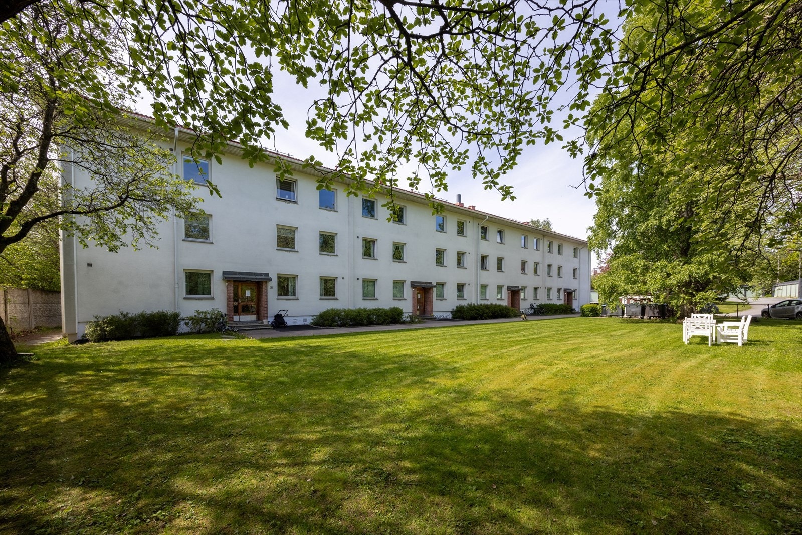 Skjermet og rolig inngangsparti med benk og plass til sykkelparkering rett utenfor (bildet er tatt fra naboblokken). Galleribilde