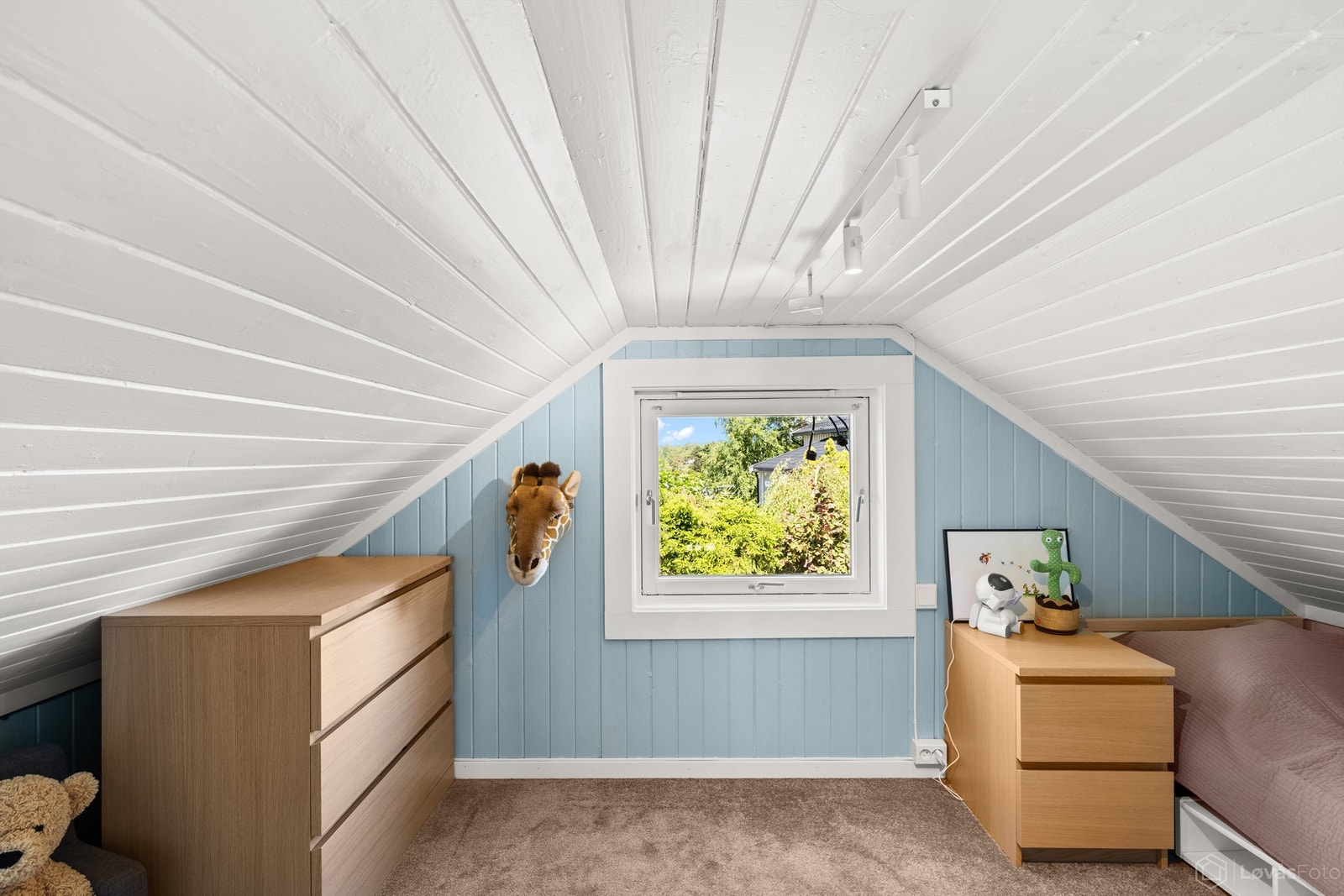 Rommet har plass til seng og oppbevaringsmøbler. (Ikke godkjent til varig opphold). Galleribilde