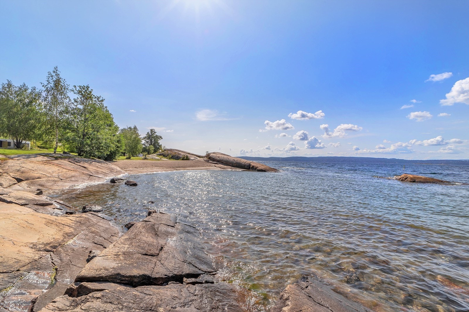Det er kort vei til fjorden med populære badeplasser som Nordstrand Bad og Hvervenbukta. Galleribilde