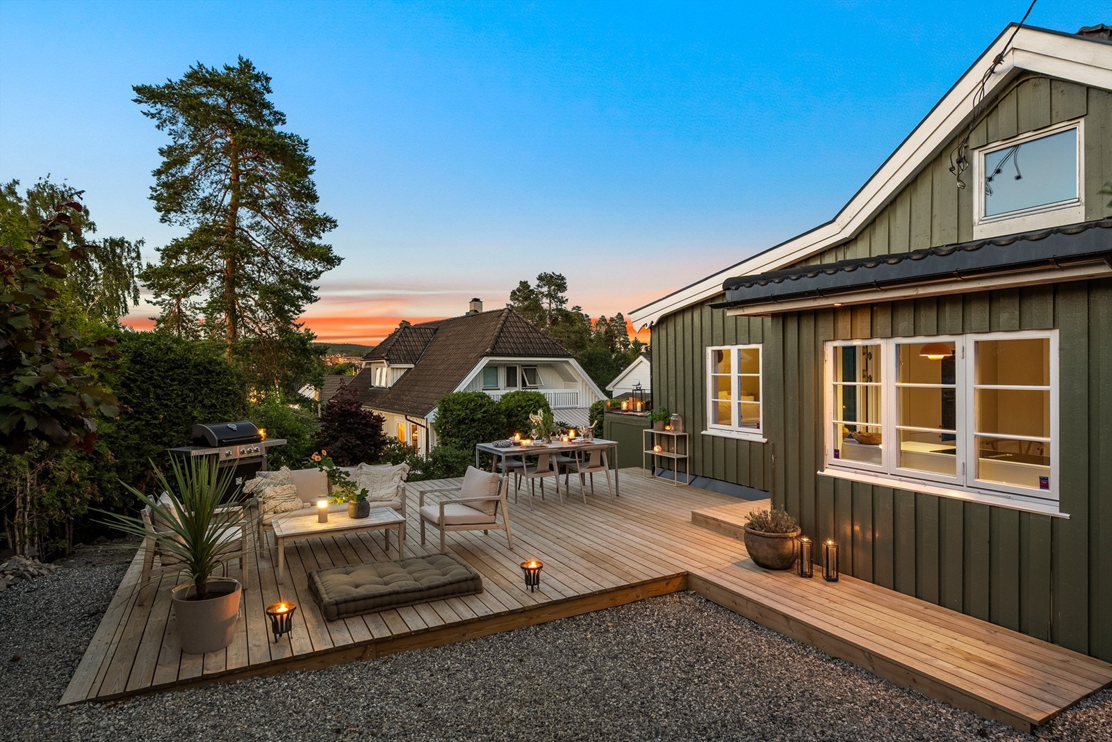 Terrassen strekker seg rundt store deler av huset. Galleribilde