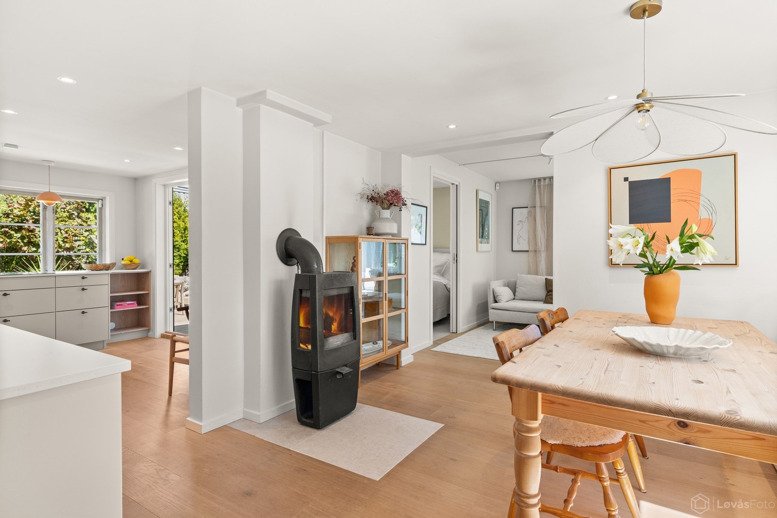 Boligen ble gjennomgående oppgradert i 2022, med blant annet nytt kjøkken og bad, oppgradert elektrisk anlegg, nye rørinstallasjoner og fornyede overflater. Foto: Løvås Foto Galleribilde