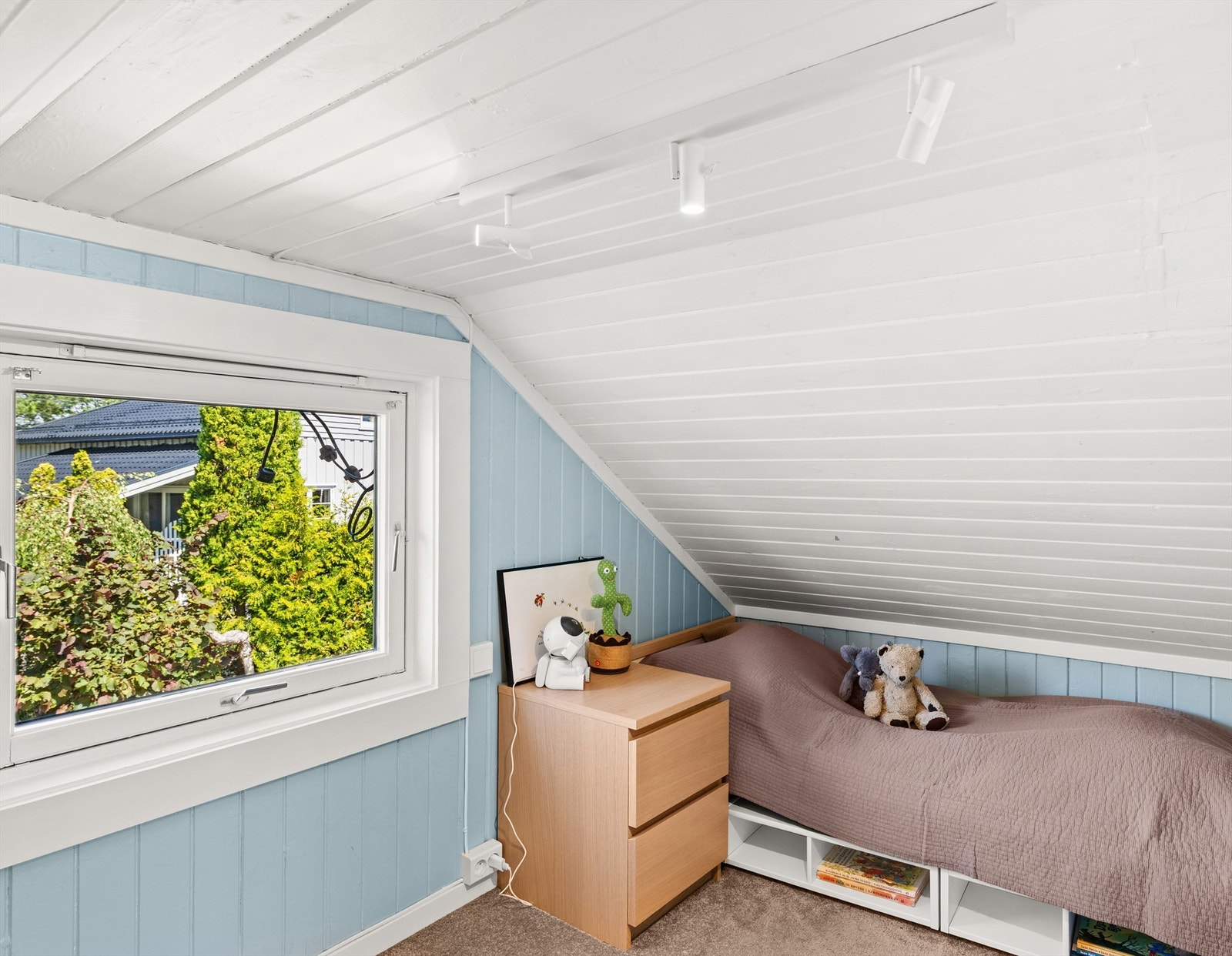 Vinduer på loftet gir naturlig lys til rommene. (Ikke godkjent til varig opphold). Galleribilde