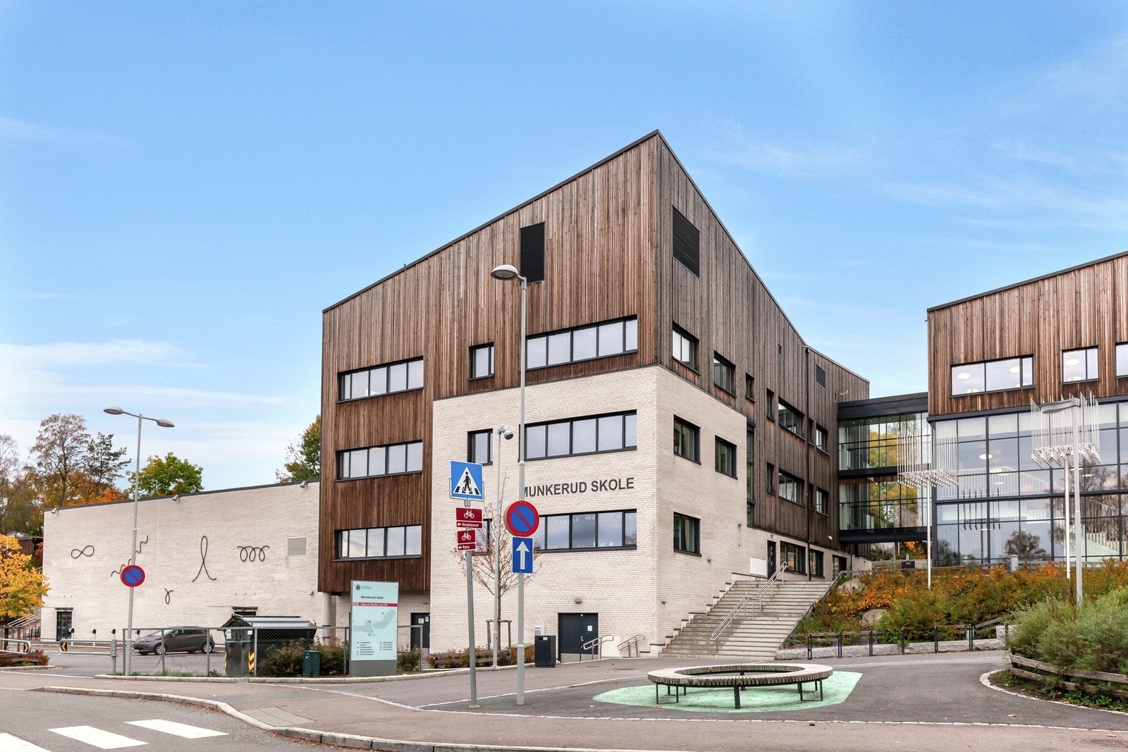 Boligen sogner til Munkerud skole, som ligger kun få minutters gange fra eiendommen. Galleribilde