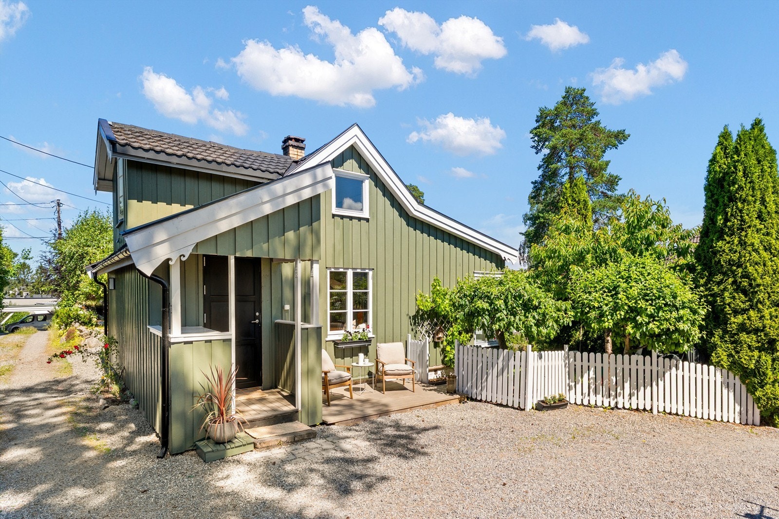 Husets klassiske uttrykk, kombinert med det hvite stakittgjerdet ved inngangspartiet, gir eiendommen en sjelden sjarmerende karakter.
Foto: Løvås Foto Galleribilde
