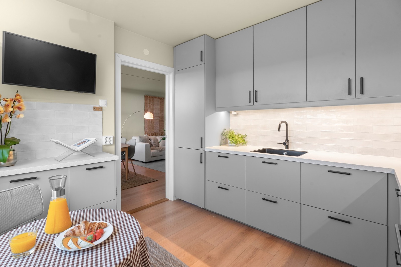 Nytt IKEA-kjøkken fra 2025 med glatte fronter og benkeplate i laminat - moderne og gjennomført standard. Galleribilde
