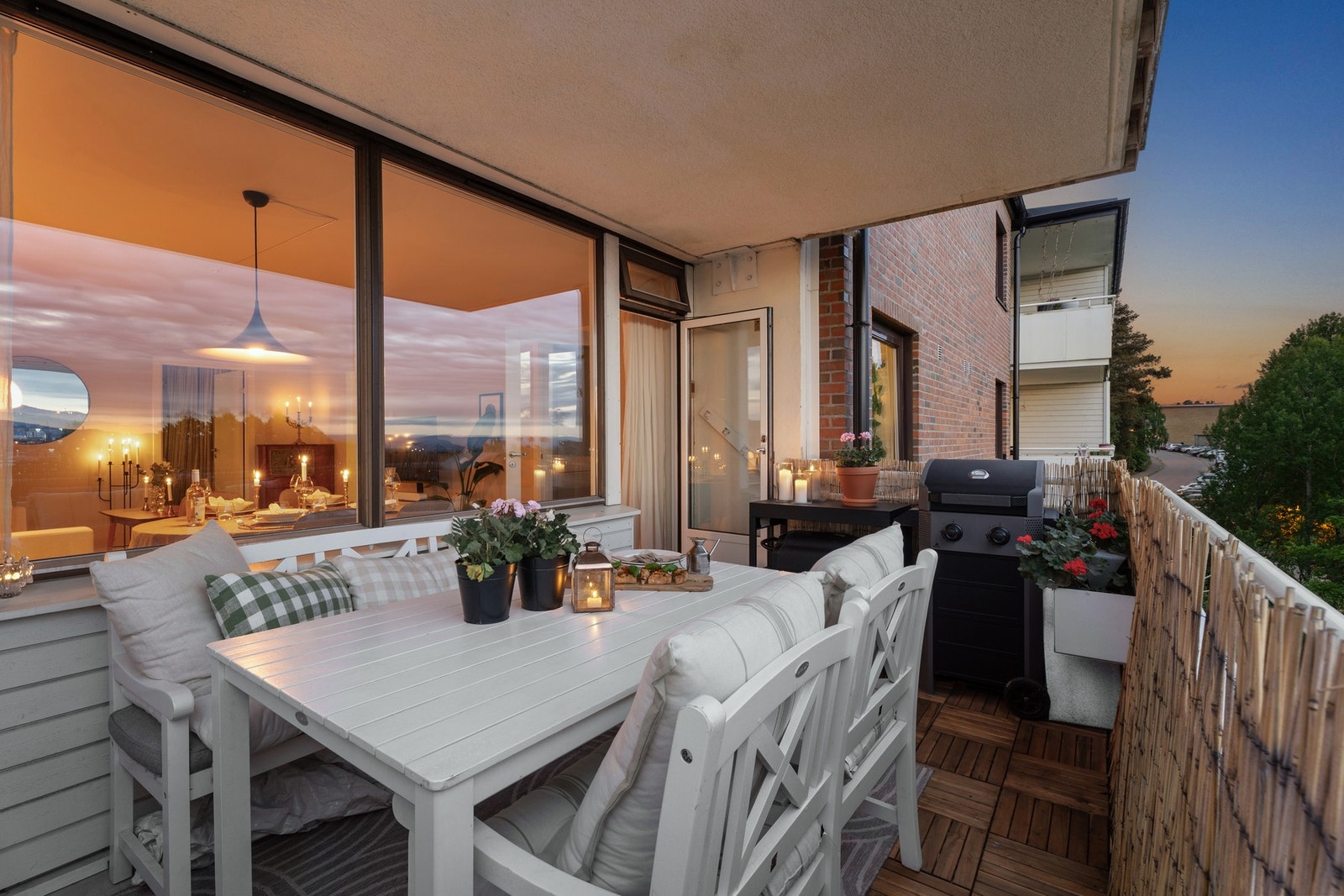 Kveldsro på balkongen - ettermiddagssolen har gjort jobben sin, og stemningen er perfekt for en rolig kveld ute. Galleribilde
