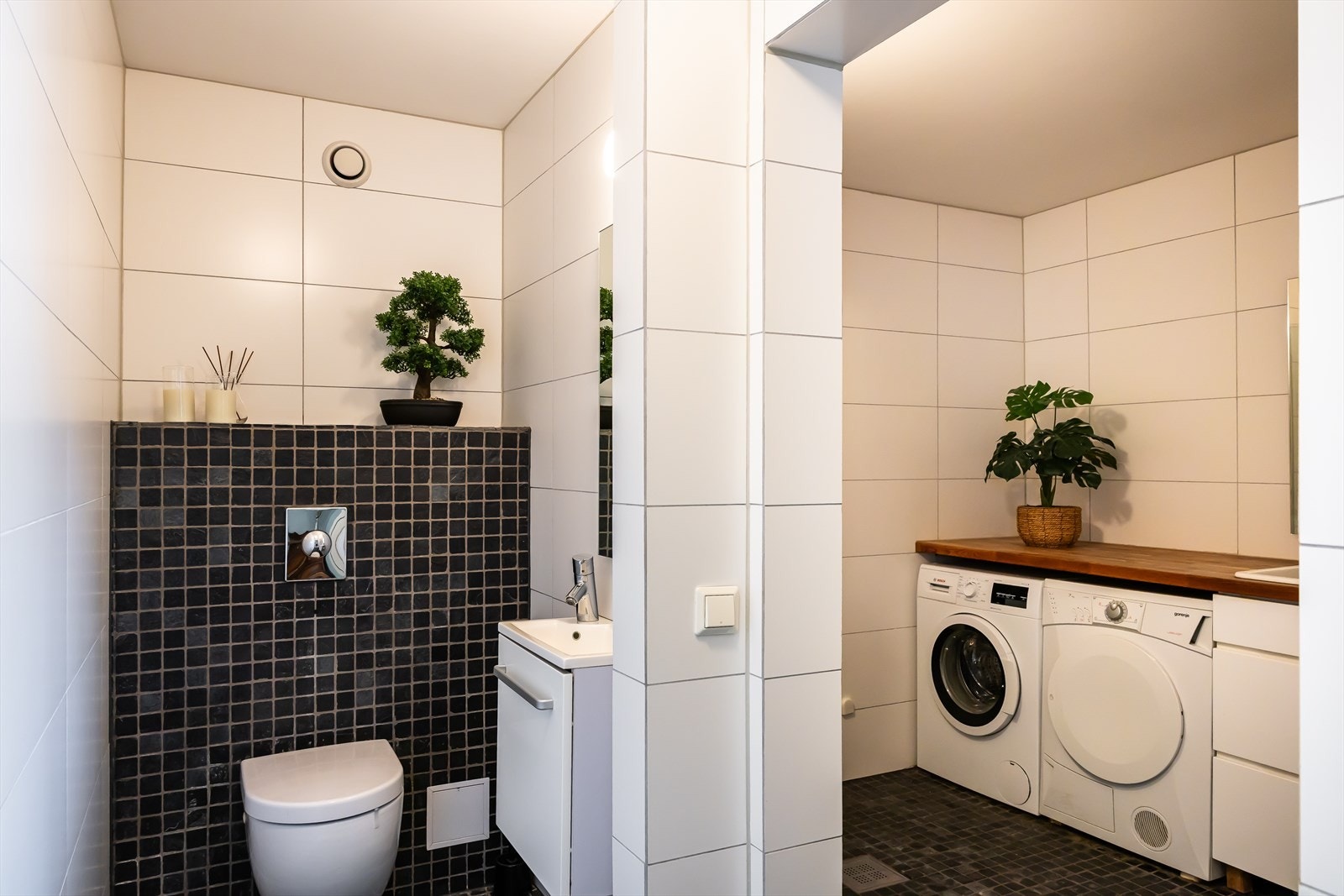 Baderom med delvis innlemmet WC Galleribilde