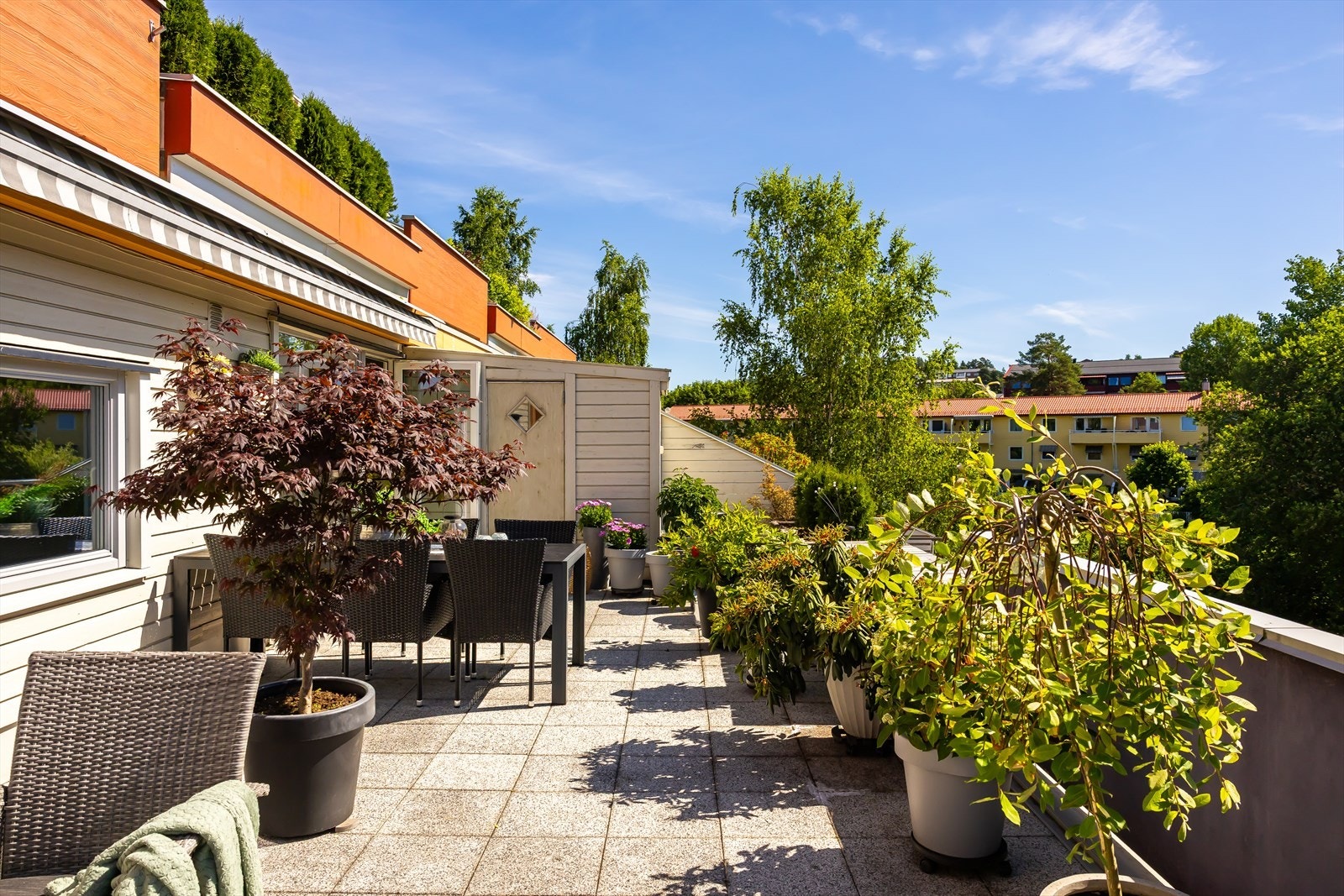 Terrasse sydvendt med flott utsyn mot skog og grøntarealer Galleribilde