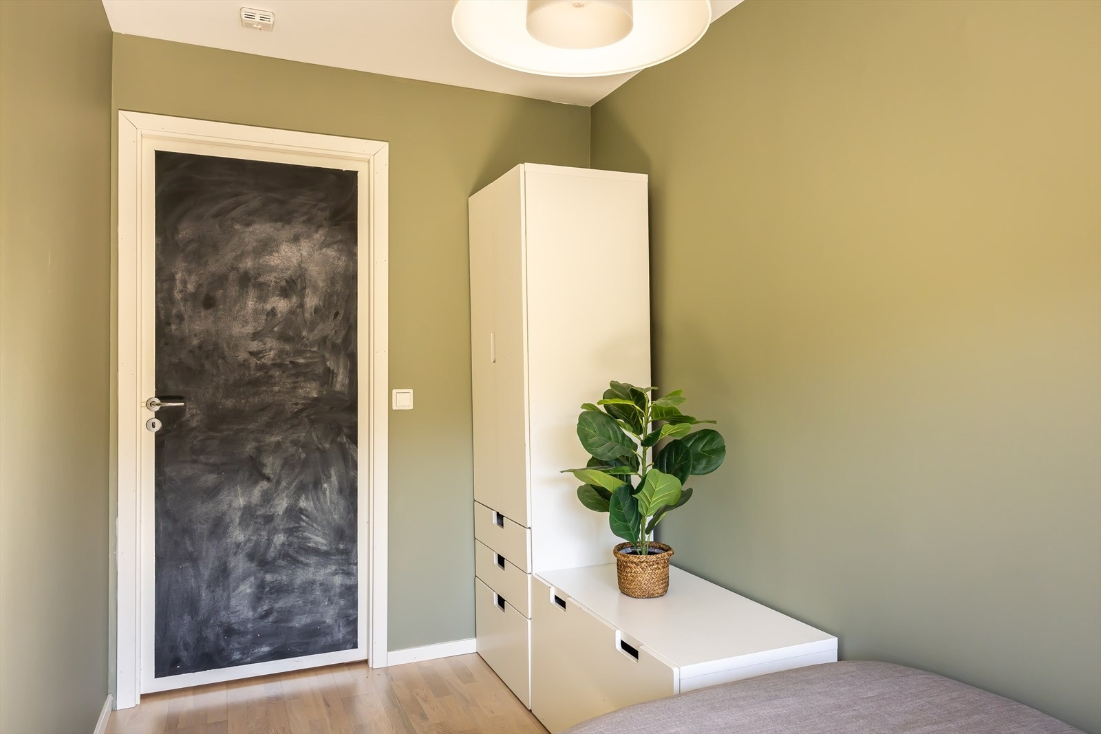 Soverom 2 med skyvedørsgarderobe og utsyn til terrasse Galleribilde