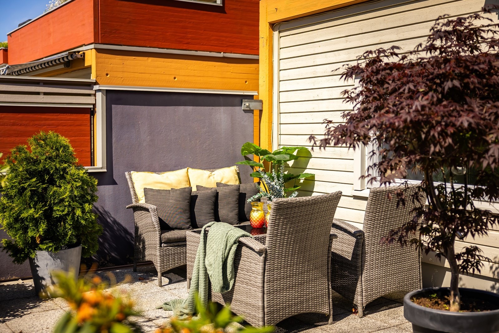 Flere soner på terrasse og sittegrupper Galleribilde