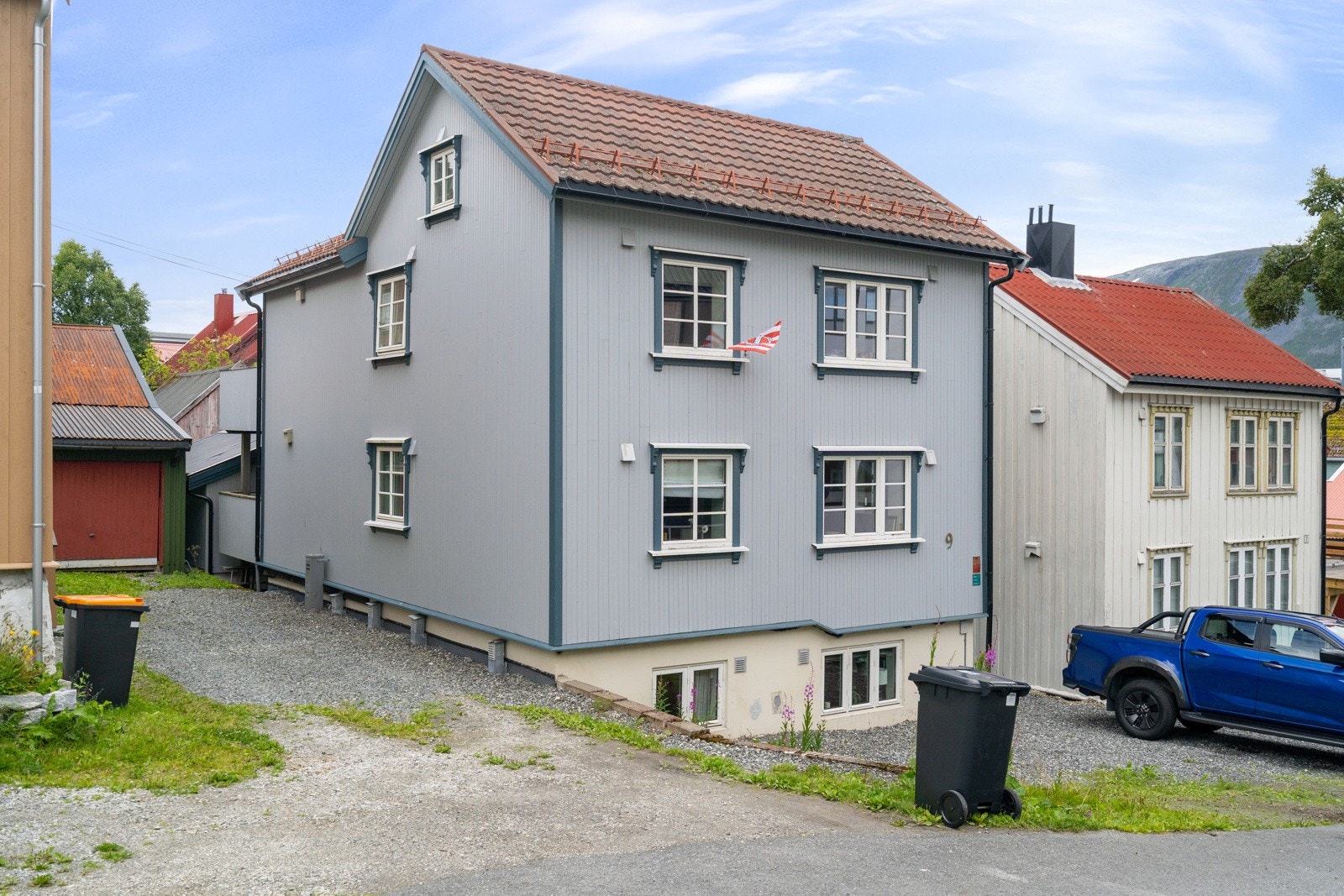 Leiligheten ligger i midterste etasje i et lite sameie med 3 seksjoner, i et bygg fra 1864 som er totalrenovert i 2010.