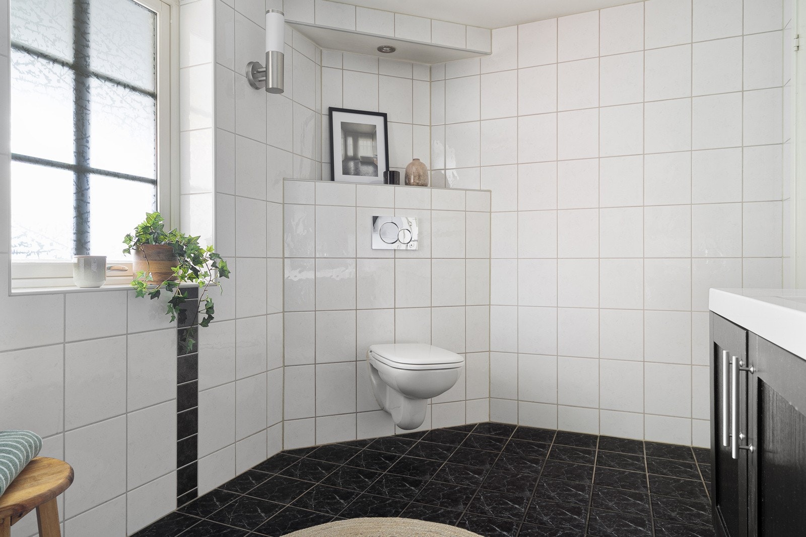 Badet har vegghengt wc og vindu som gir godt med naturlig lysinnslipp